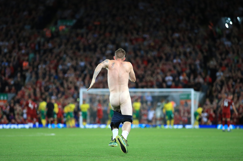 Illustration for article titled Naked Idiot On The Field Rings In The New Premier League Season With A Dong
